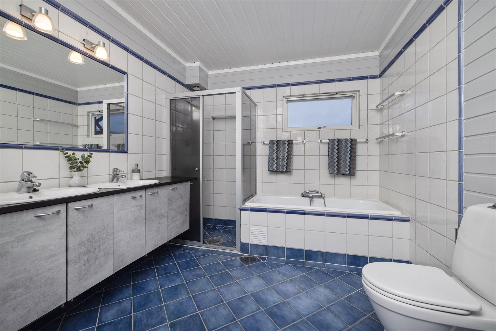 Hovedbadet er romslig, med både dusjnisje, innfliset badekar og doble servanter. Galleribilde