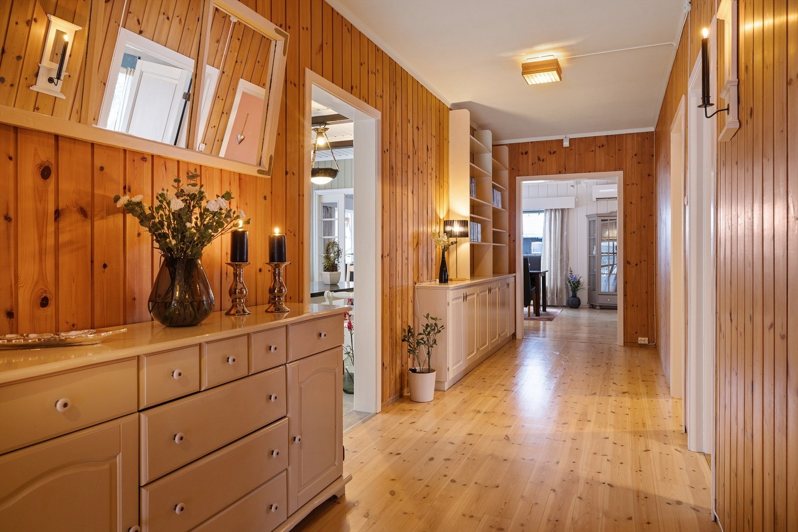 Gangen i andre etasje binder sammen rommene og har lakkerte tregulv og trepanel på veggene. Galleribilde