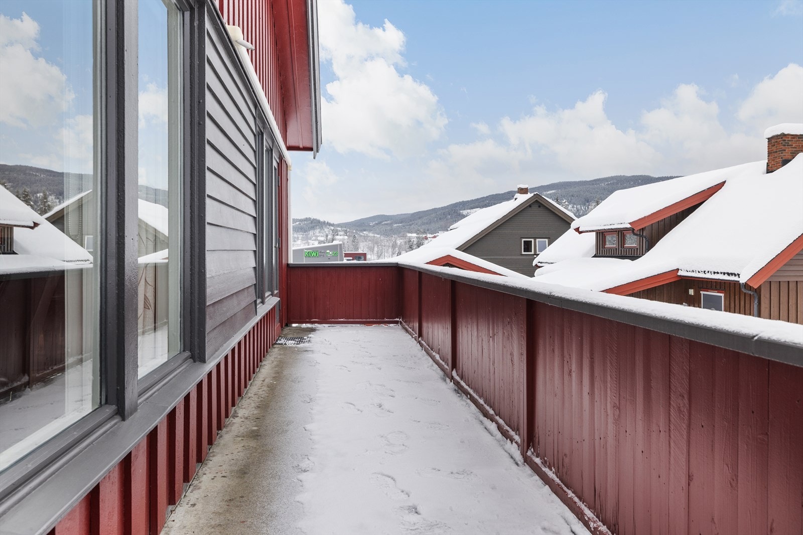 Stuen har også utgang til en egen balkong med utkraget betonggulv og panelt rekkverk. Galleribilde