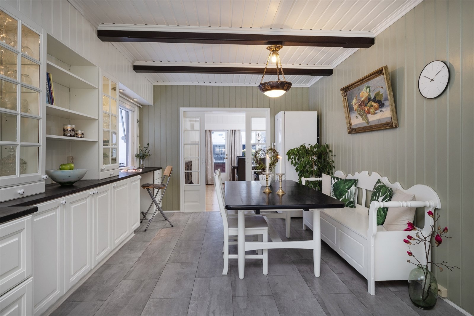 Kjøkkenet har en hyggelig spiseplass for hverdagsmåltidene. Galleribilde