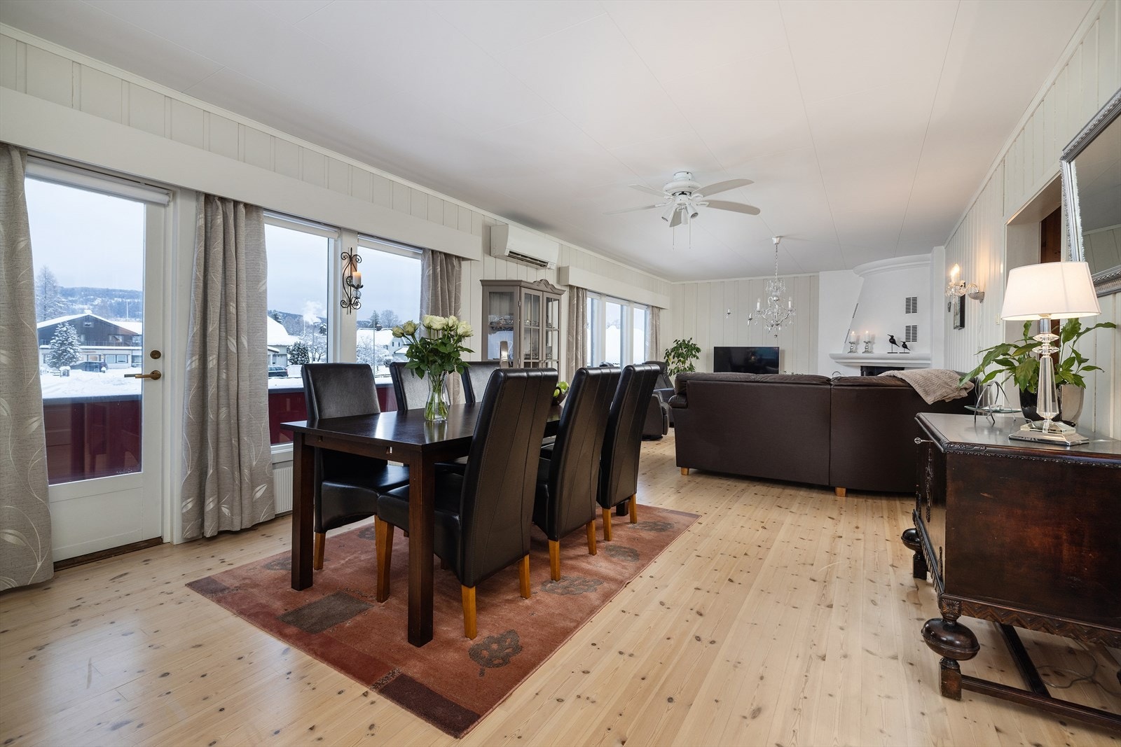 Stuen er etasjens samlingspunkt, med god plass til både spisebord og sofagruppe. Galleribilde