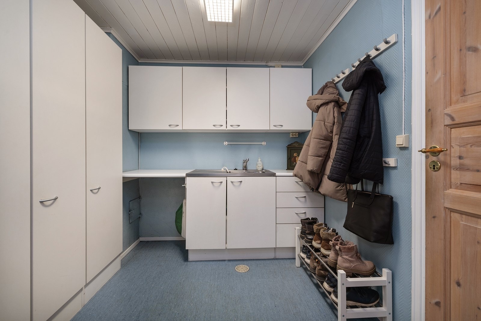 Separat vaskerom med god skapplass og praktisk innredning for klesvask og oppbevaring. Galleribilde