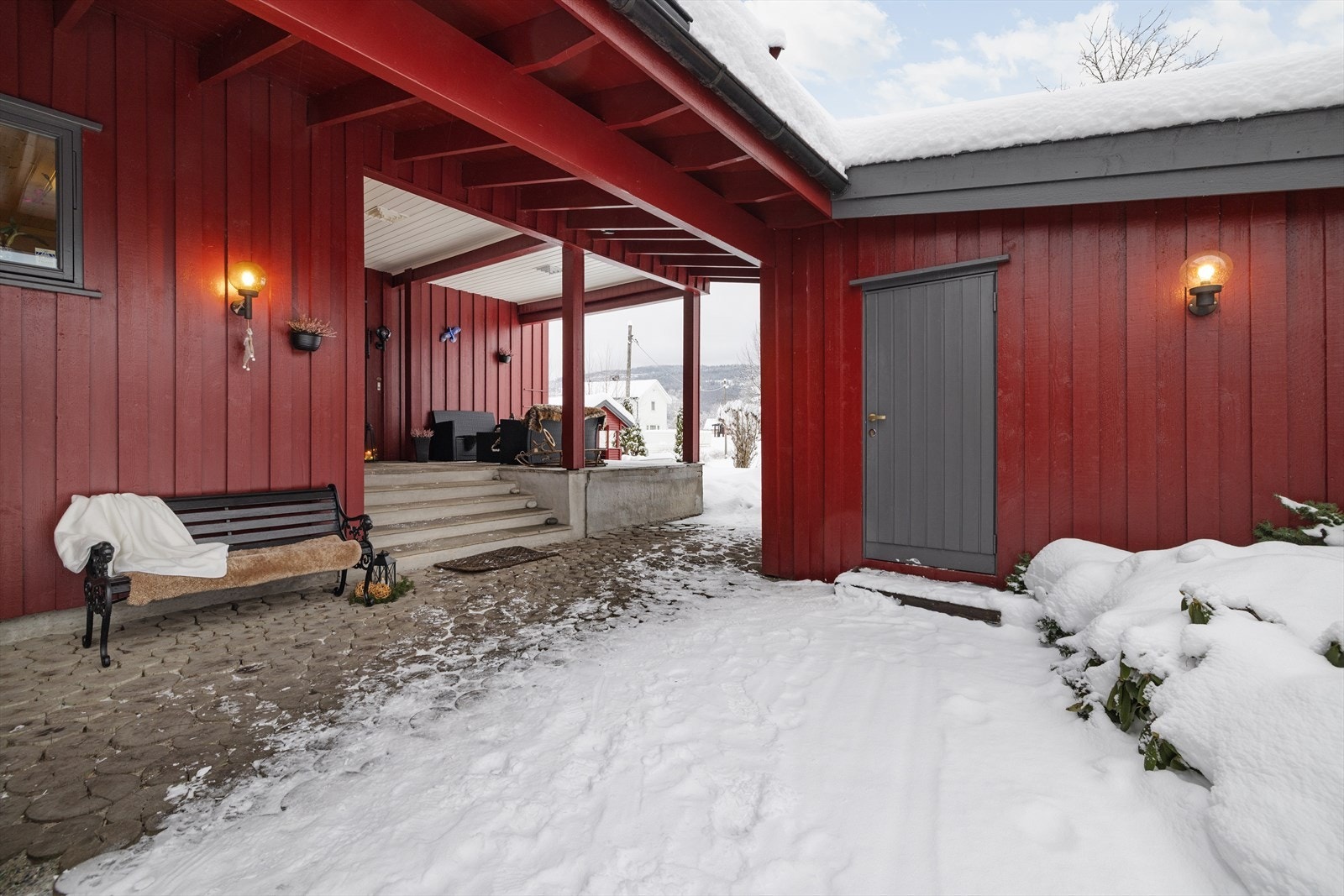 Ved boligens inngangsparti er det et praktisk, overbygget areal på ca. 26 m². Galleribilde