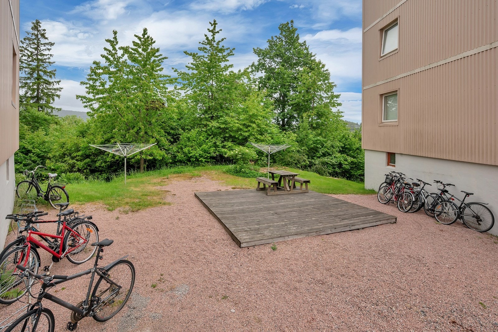Fellesområder utvendig med sykkelparkering og bord/benker Galleribilde