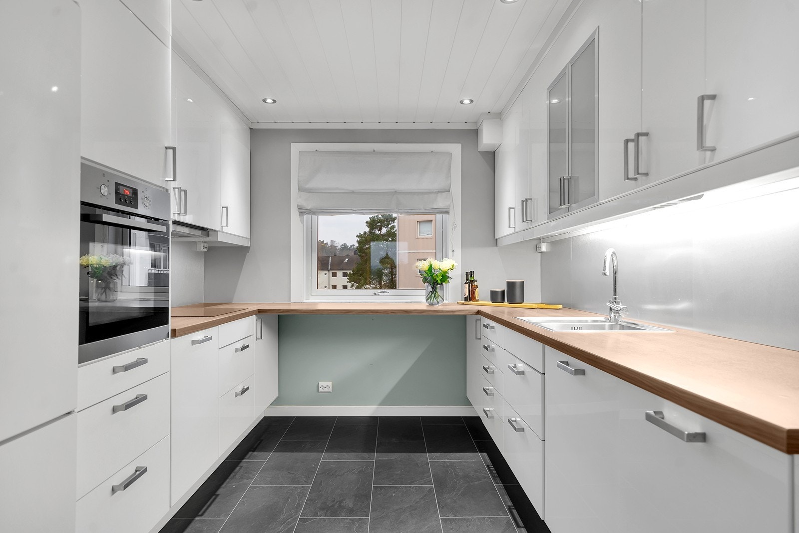 Rikelig med skap -og benkeplass - IKEA kjøkken fra 2012 Galleribilde