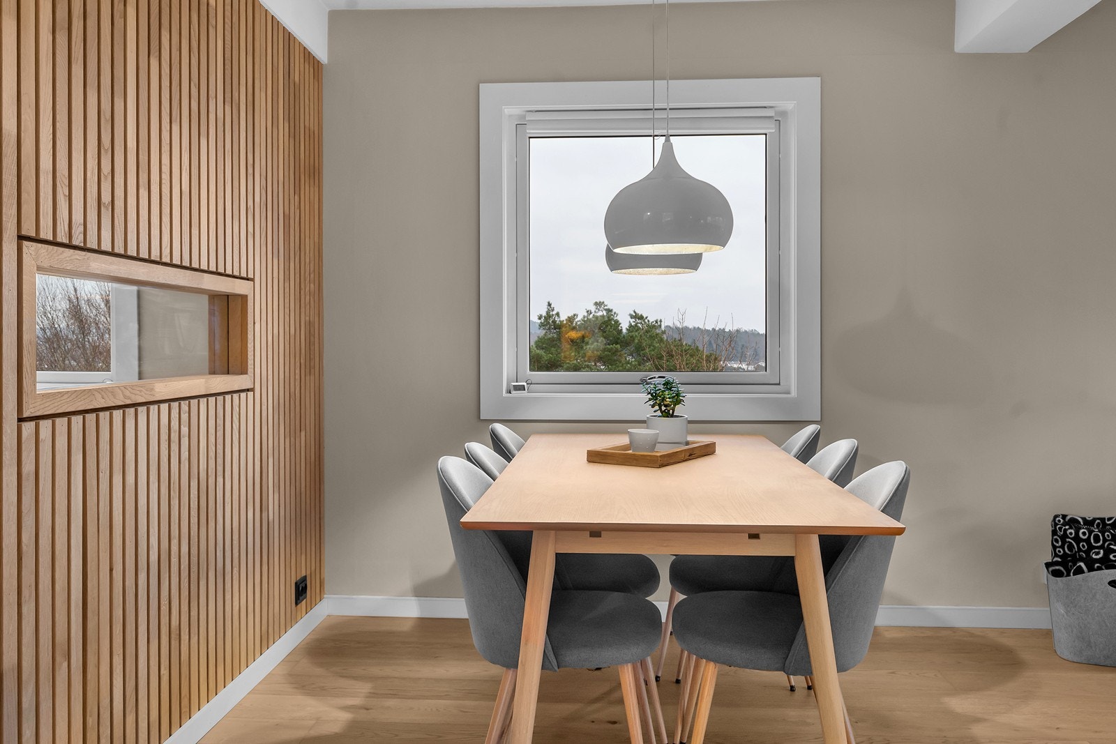 Utsikt fra stue ved spisebord - Her ser du Otra om høsten og godt overblikk over Lund Galleribilde