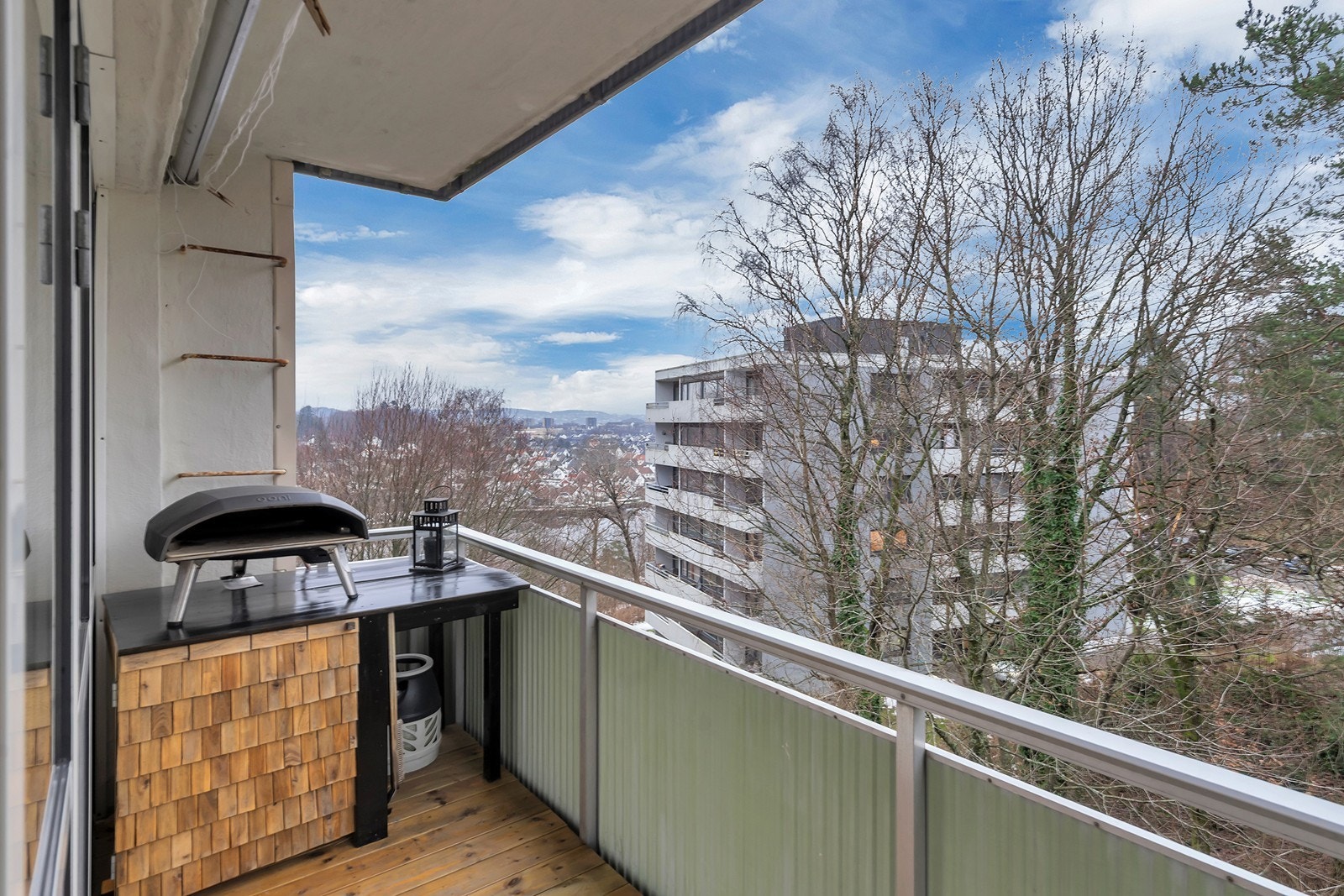 Balkongen er 5 kvm og har sol fra ca. kl. 08-17:30 Galleribilde