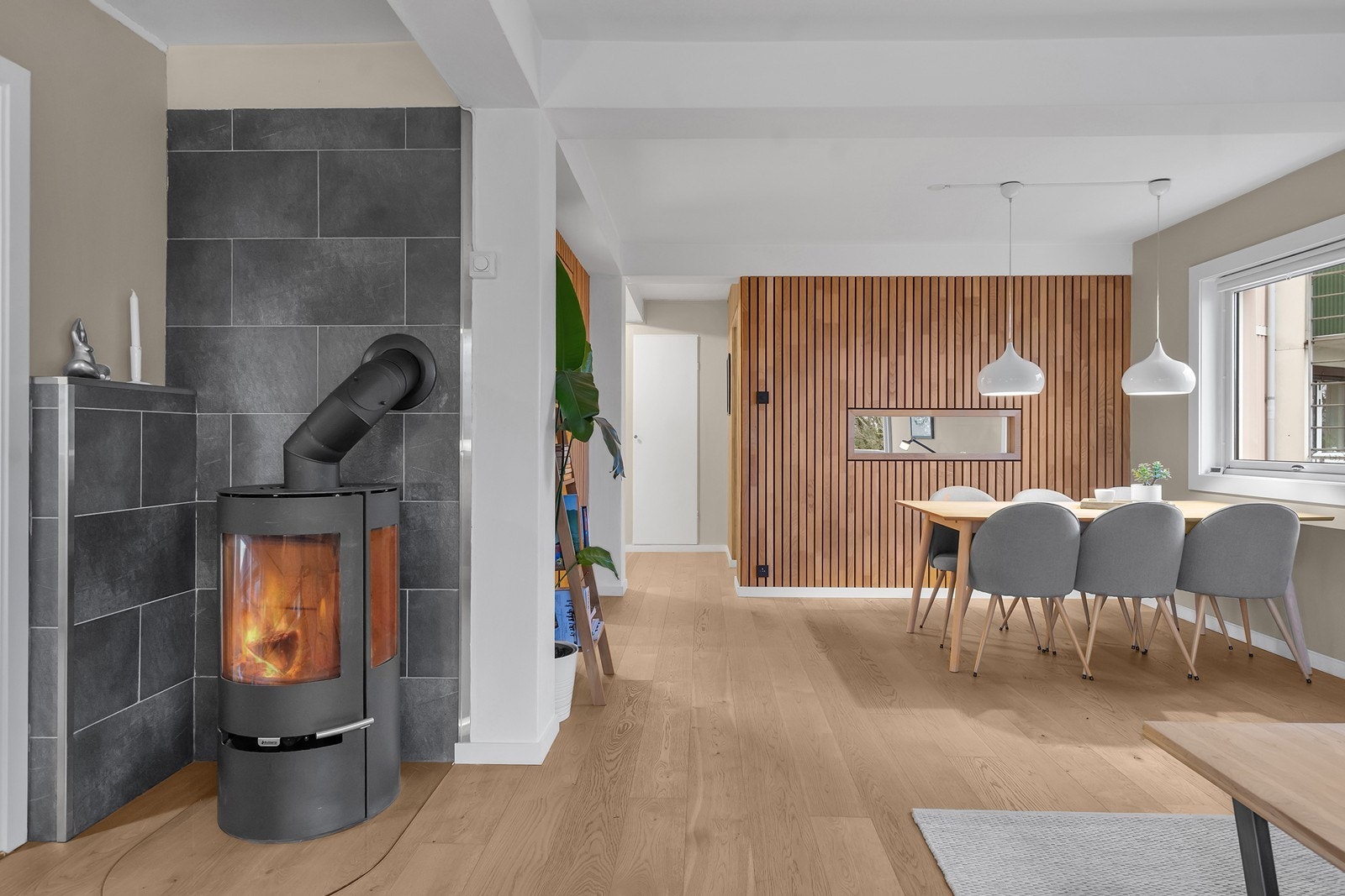 Nyere peis i stue som bidrar godt til hygge og varme når gradene synker Galleribilde