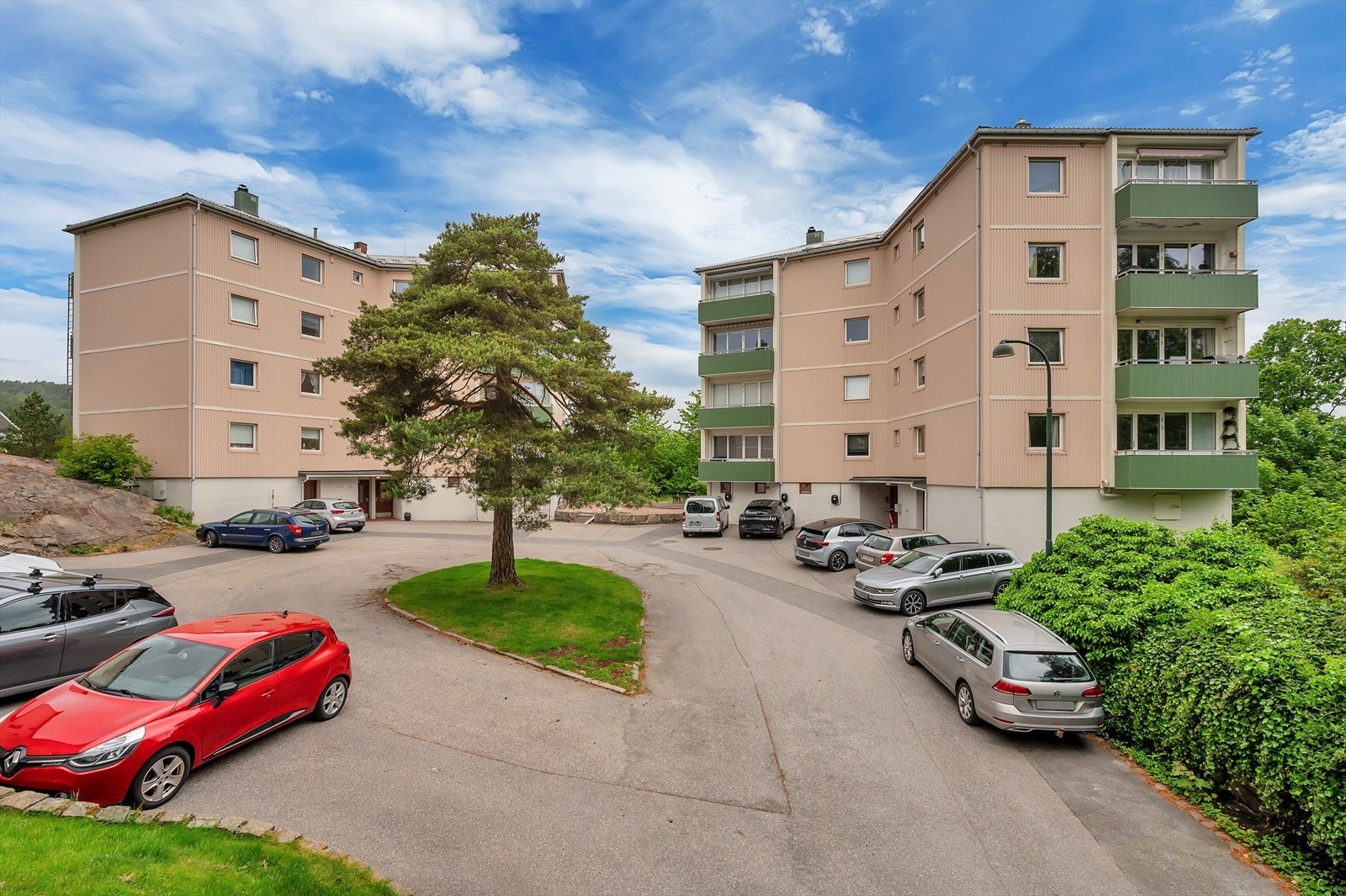 Egshaugen Borettslag består av 3 identiske blokker plassert opphøyet i terrenget og innerst i blindvei Galleribilde