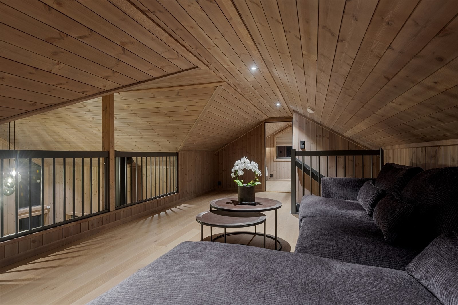 Loftsrom 1 benyttet som stue. 3 loftsrom som på byggetegning har rombenevnelsen "disponibelt 1, 2 og 3" er i dag innredet som stue og to soverom. Rommene er ikke bruksendret. Galleribilde