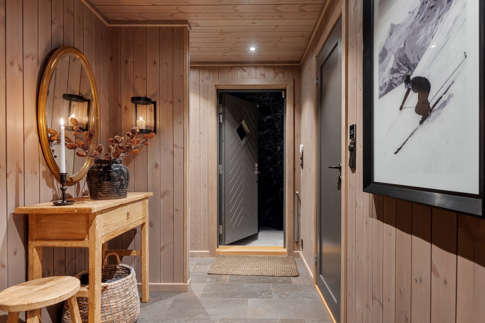 Lun og innbydende entré med god plass til oppbevaring av yttertøy og sko. Galleribilde