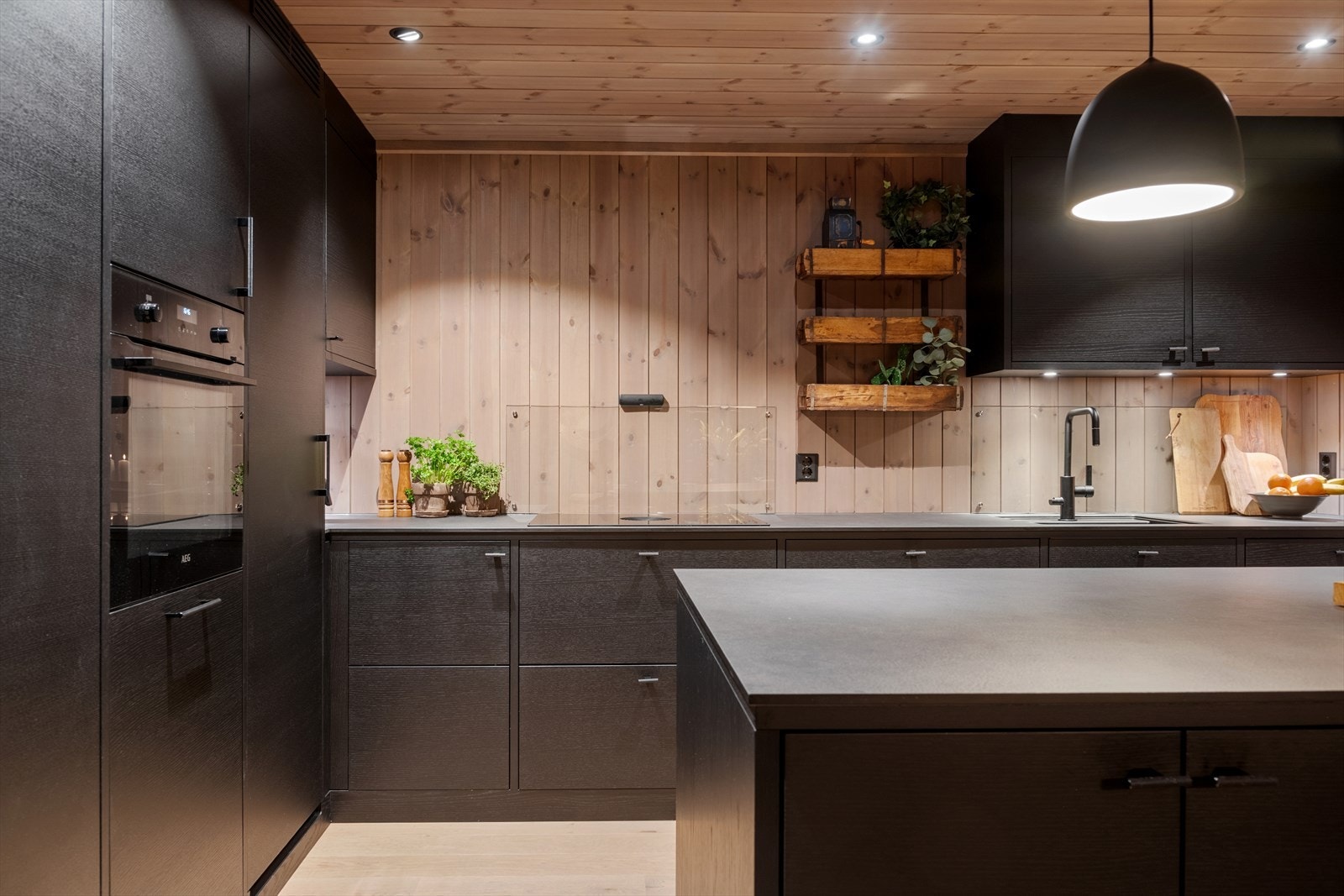 Innredningen består av stilrene over- og underskap med glatte fronter og gode oppbevaringsmuligheter i skuffer og skap. Galleribilde