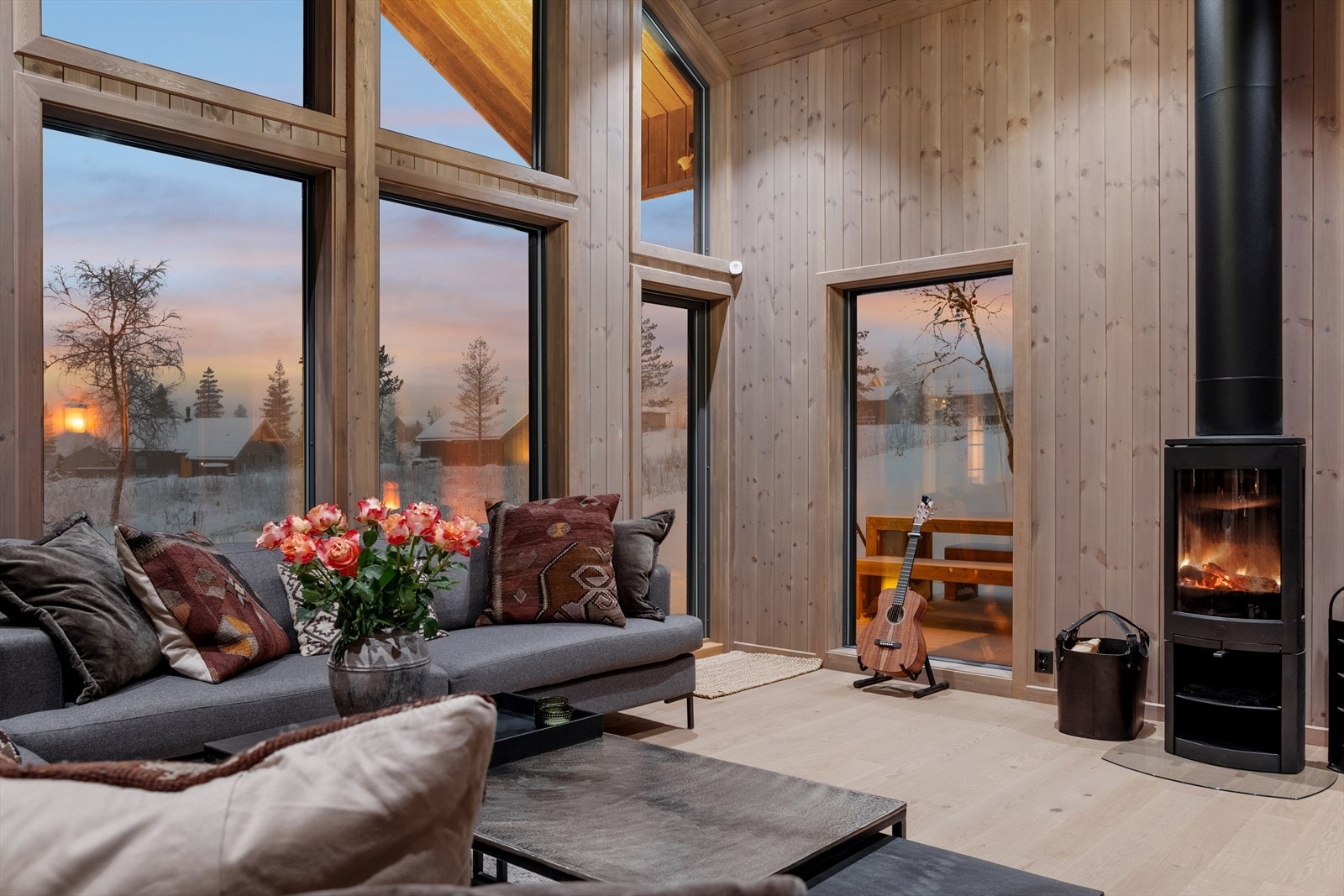 Boligen har vannbåren varme tilknyttet bergvarmepumpe. Systemet leverer vannbåren gulvvarme, samt varmt forbruksvann i boligen. Romtermostater for rom med gulvvarme med fjernstyring via app. Galleribilde