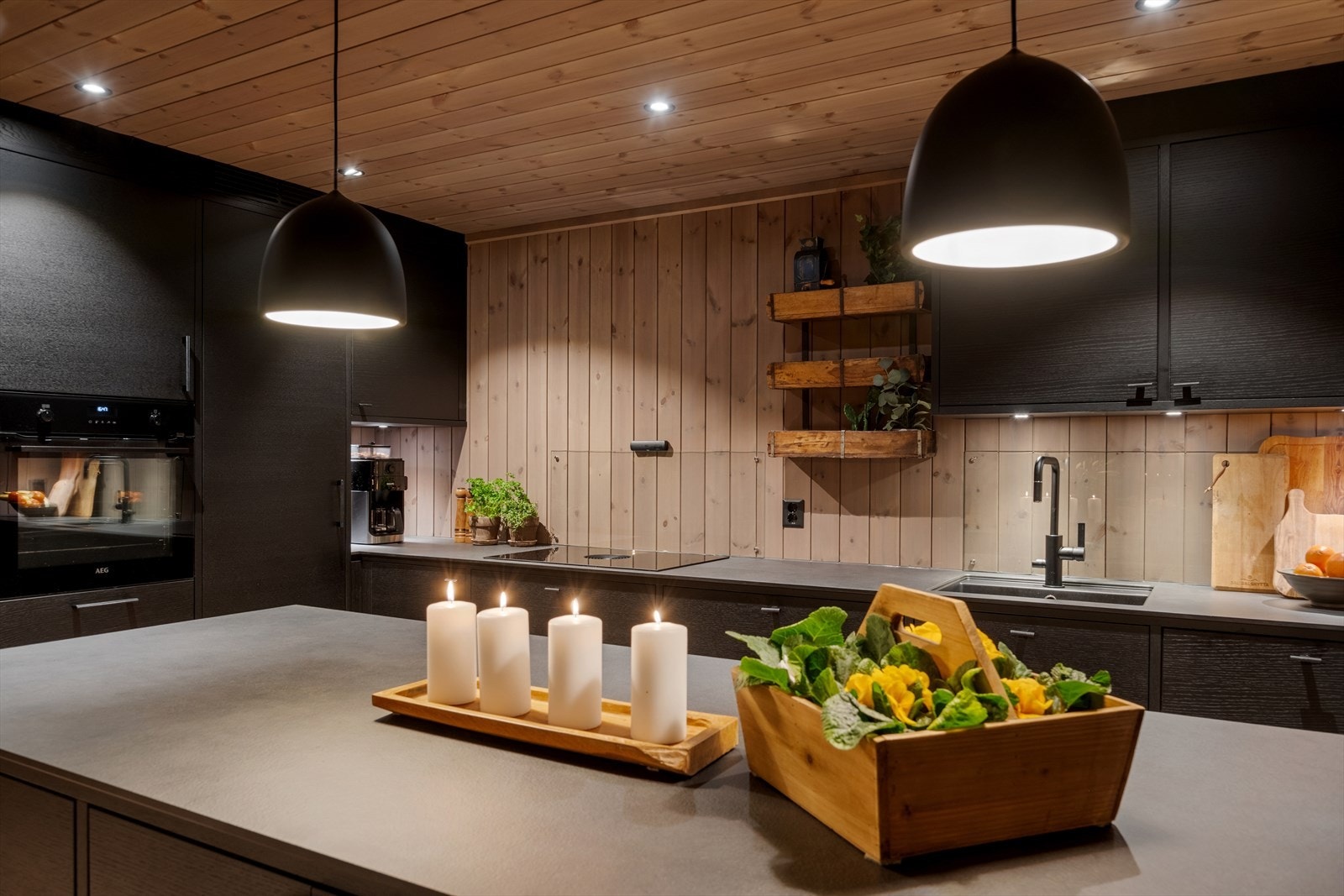 Den praktiske kjøkkenøya fungerer både som et naturlig romskille og et perfekt sted for matlaging. Galleribilde