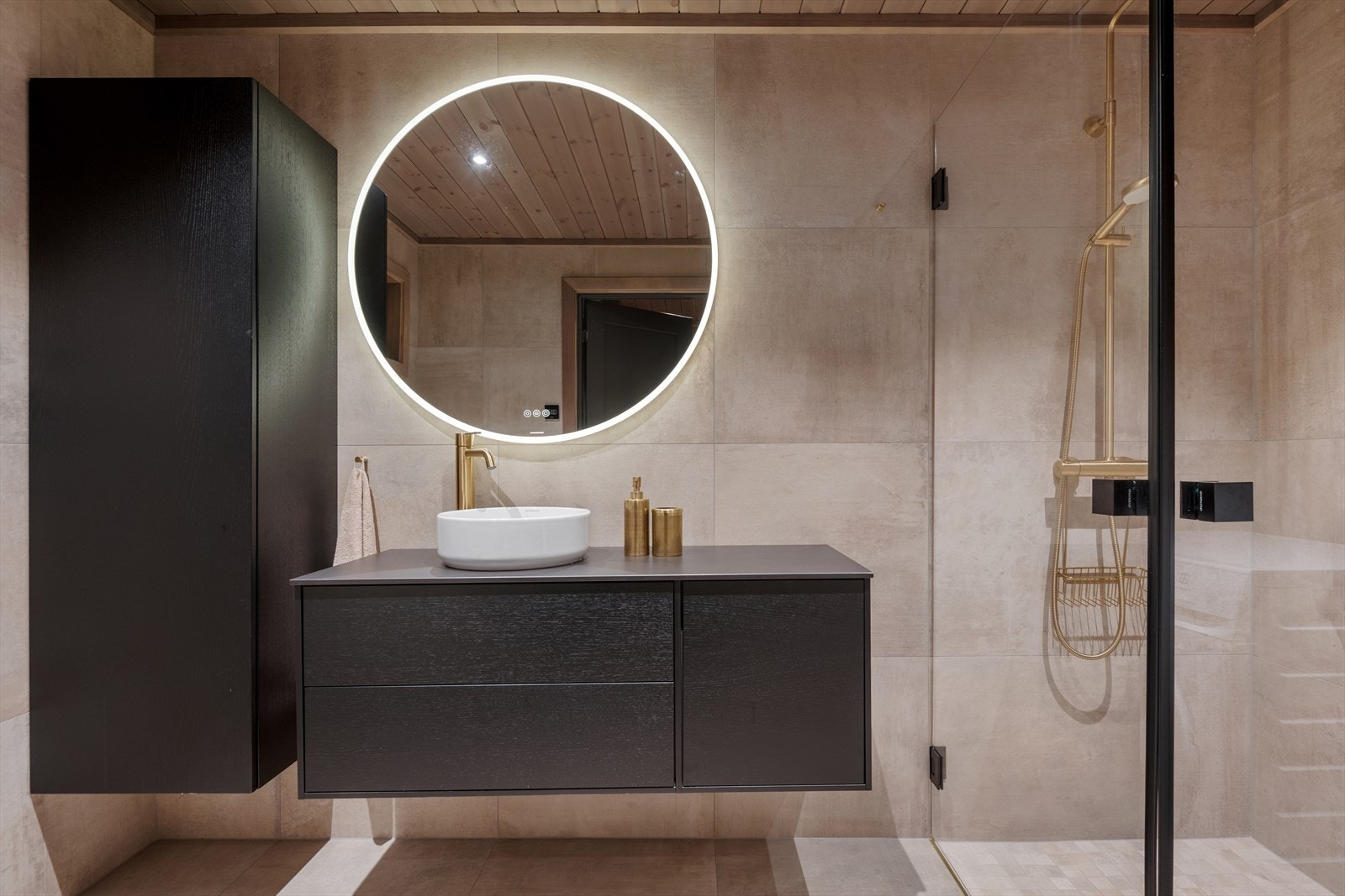 Av våtrom byr boligen på ett kombinert bad/vaskerom og ett bad. Galleribilde