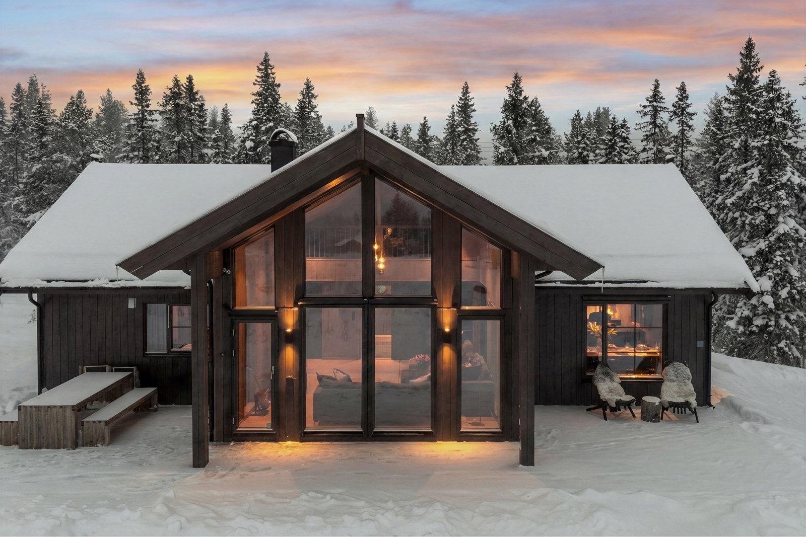 Bebyggelsen ligger på eiertomt med god intern beliggenhet. Terrasse på ca. 49 m² med utgang fra stue/kjøkken. Galleribilde