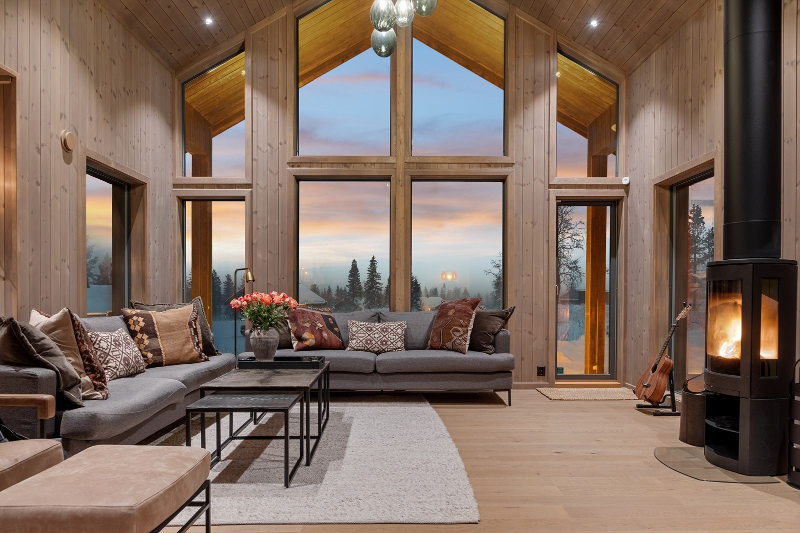 Stuen med den gode takhøyden ligger i nedre plan og skaper et luftig og hyggelig samlingspunkt hvor du og besøkende kan nyte både avslappende og sosiale stunder. Galleribilde