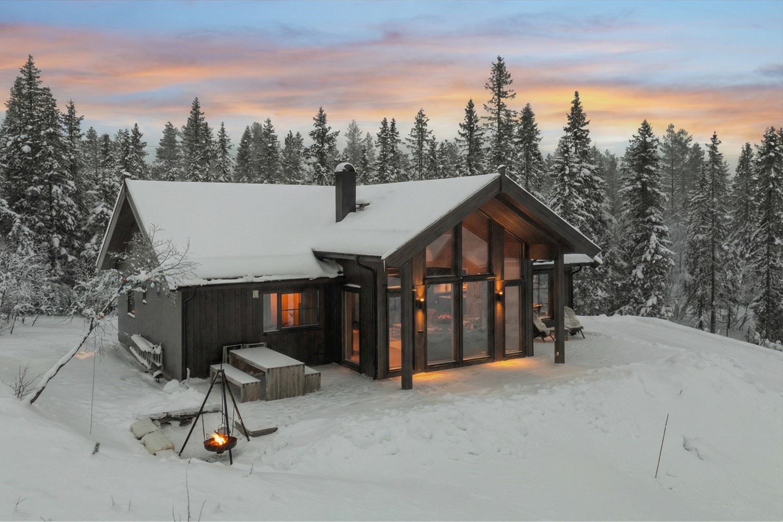 Røsslyngstien 27 ligger midt i hjertet av Gåsbu hyttegrend, et av Hedmarks mest ettertraktede områder for friluftsliv - sommer som vinter. Galleribilde