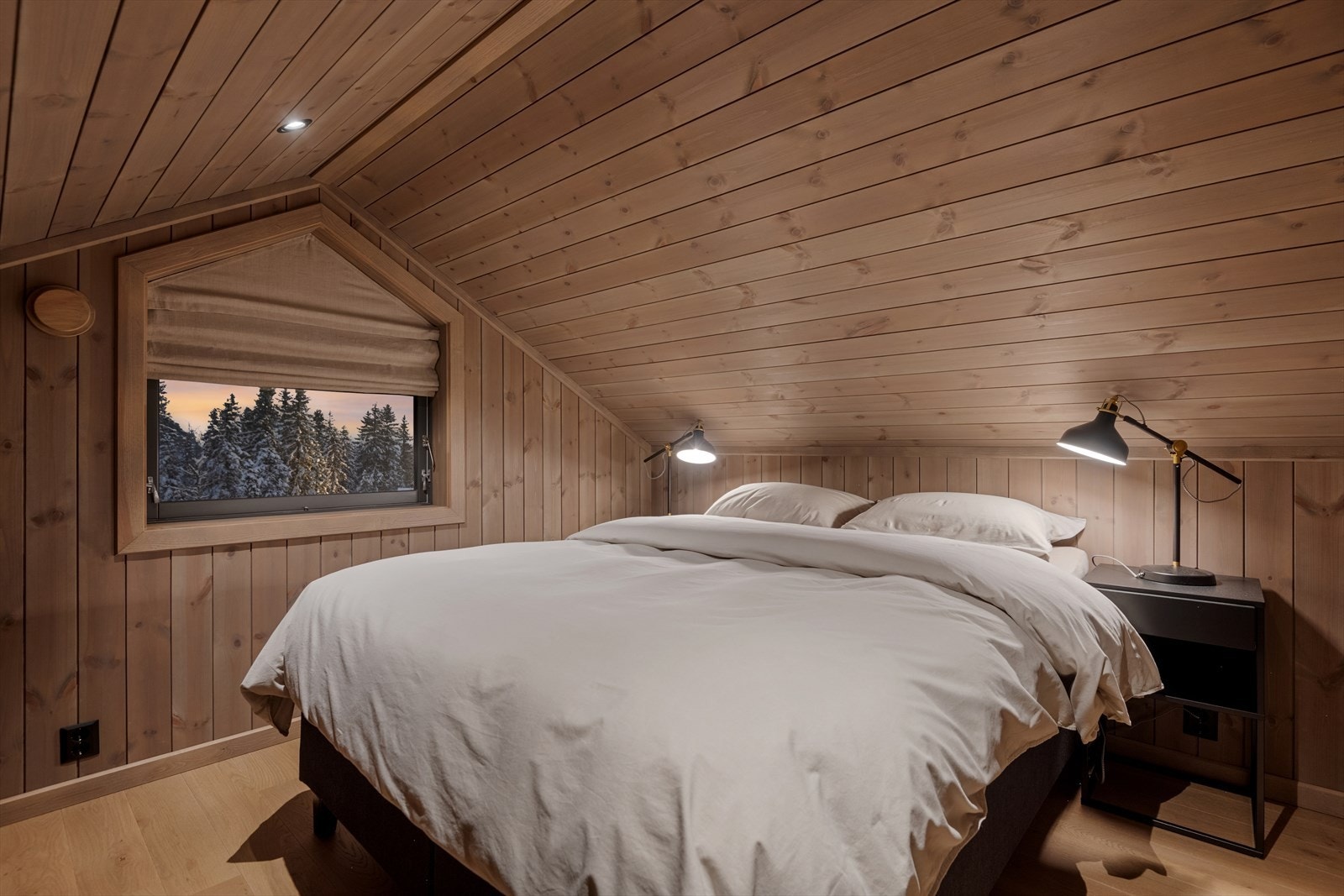 Loftsrom 2 benyttet som soverom. Loft har ikke måleverdige arealer grunnet lav takhøyde. Måleverdige arealer skal ha minimum fri høyde på 190 cm og bredde på minimum 60 cm. Galleribilde