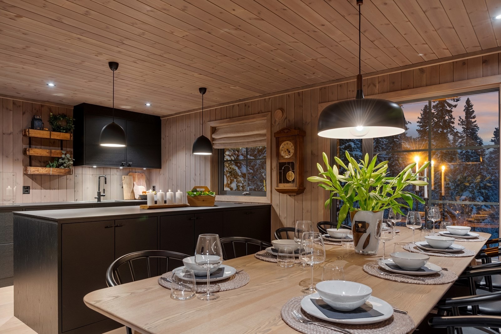 Kjøkkenet fremstår som et moderne og innbydende samlingspunkt, med en åpen løsning mot stuen som skaper en luftig og sosial atmosfære. Galleribilde