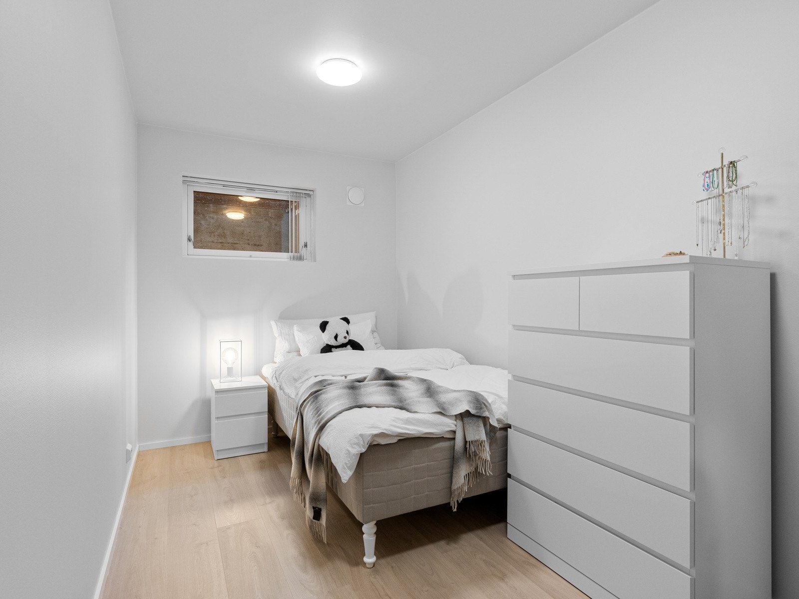 Stue og soverom i kjeller er ikke godkjent til varig opphold. Galleribilde