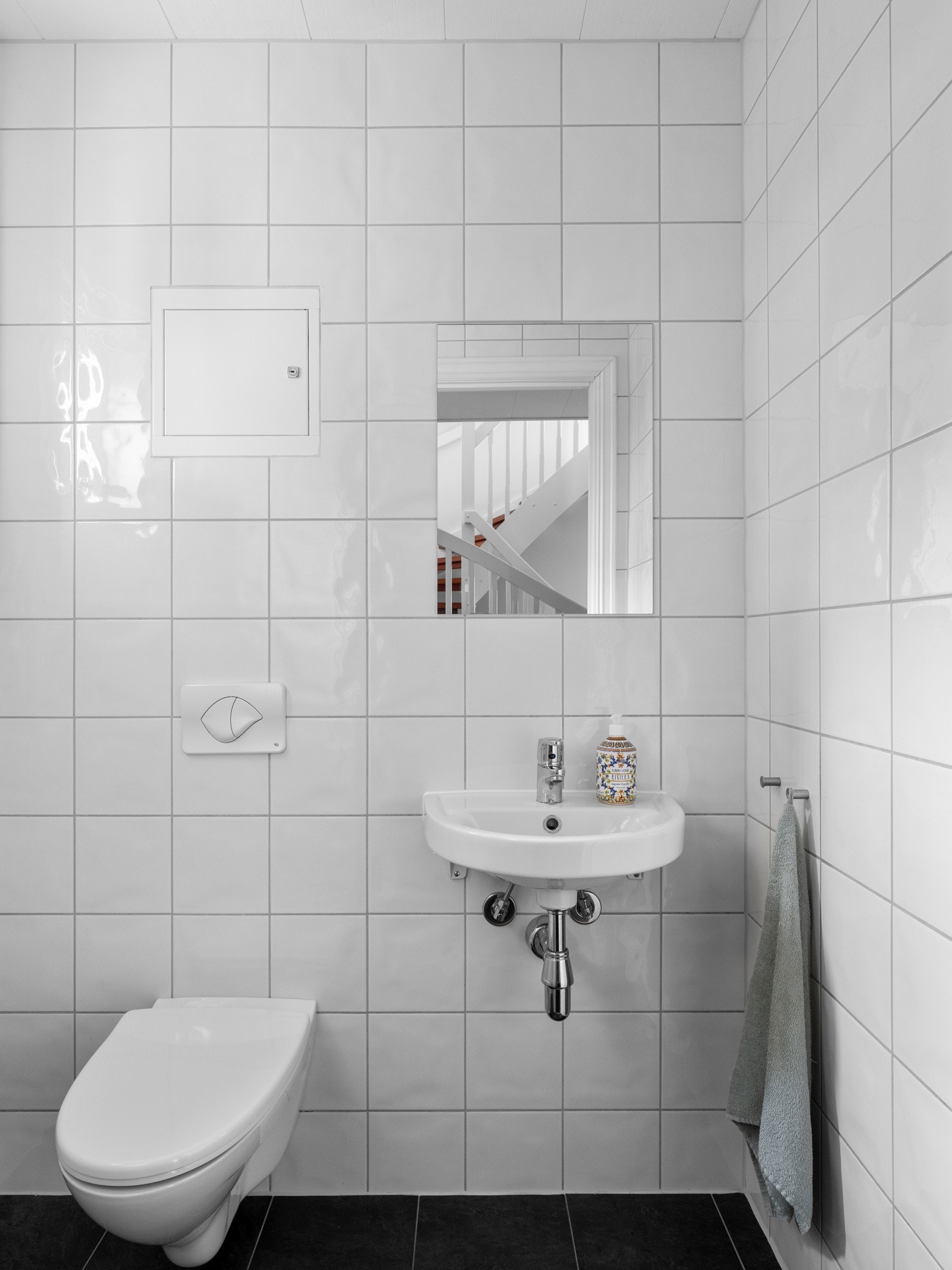 1. etasjen har flislagt gjestetoalett tilbaketrukket i gangen. Galleribilde