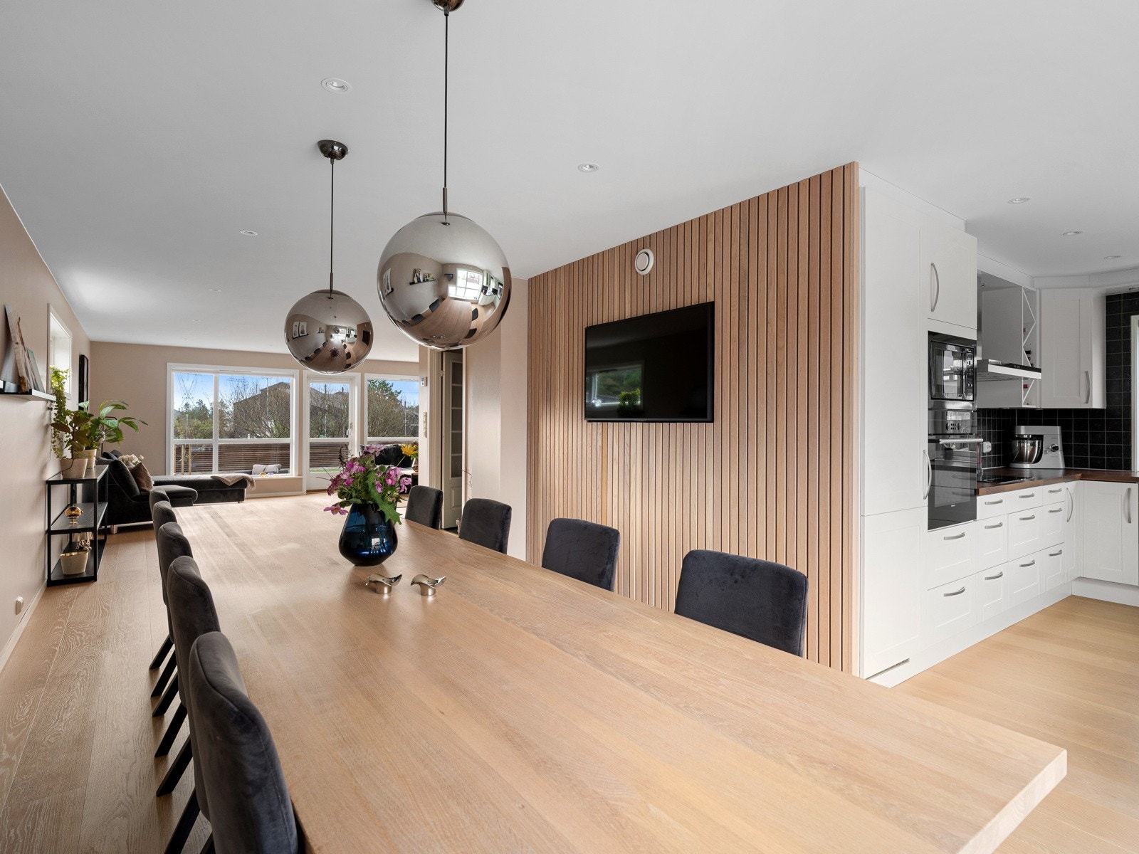 Her er det god plass til langbord, og rommet har fungert som familiens naturlige samlingspunkt. Galleribilde