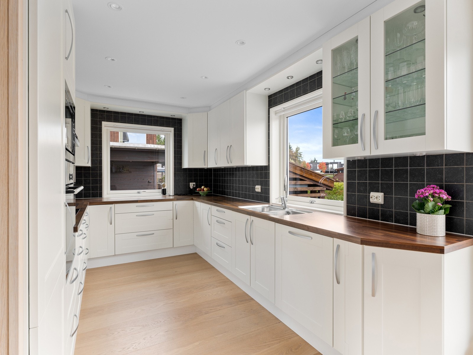 Integrerte hvitevarer inkluderer platetopp, stekeovn, mikro, oppvaskmaskin og kjøleskap. Galleribilde