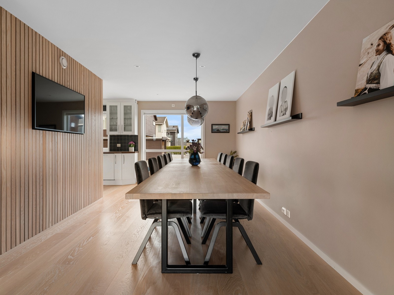 Hovedetasjen er tilrettelagt for både hverdag og sosiale anledninger. Galleribilde