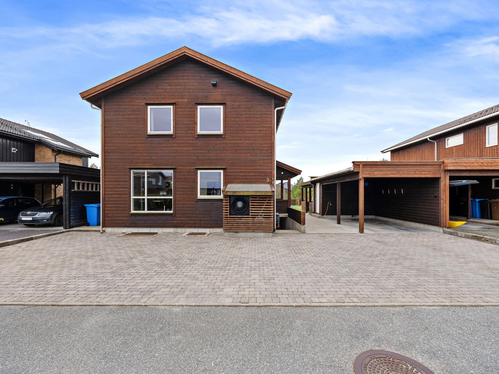 Carport og steinsatt gårdsrom. Galleribilde