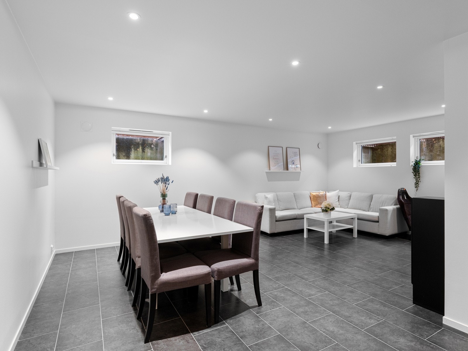 Romslig stue/multifunksjonsrom med flislagt gulv og innfelt belysning (ikke byggegodkjent). Galleribilde