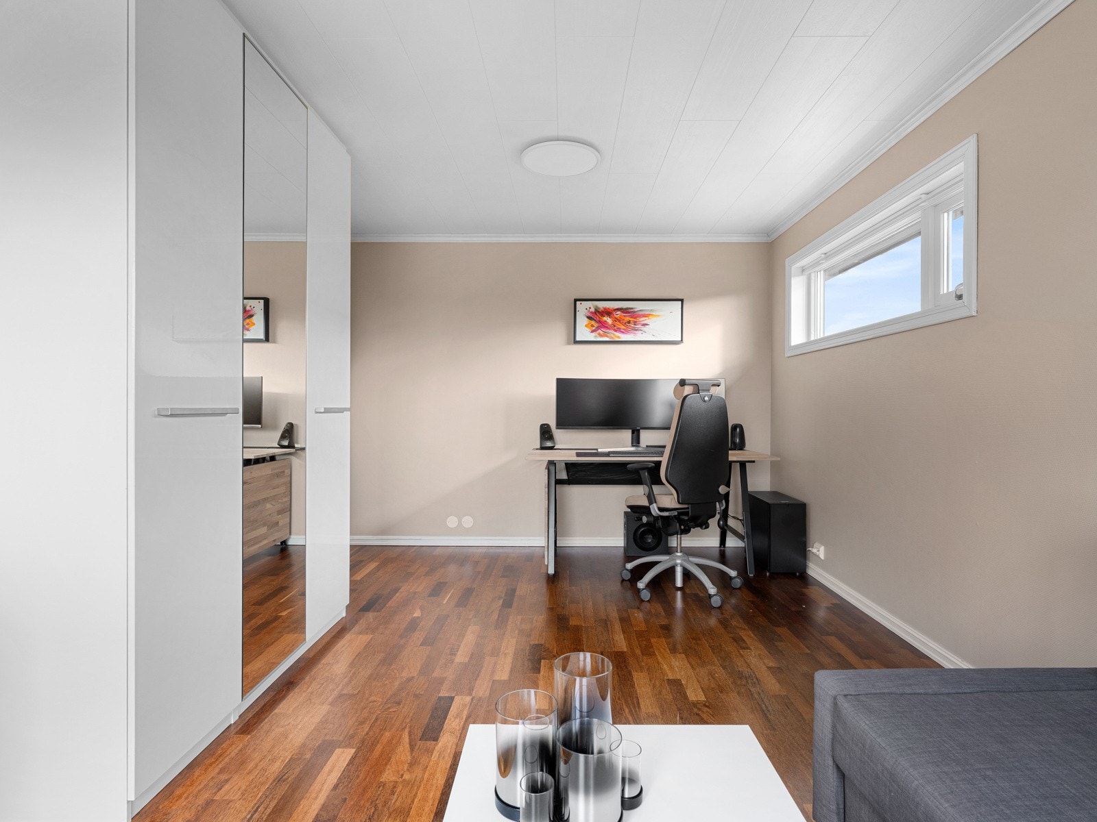 Her finner du tre romslige soverom, som gir god fleksibilitet for kombinasjon av sove-, leke- og oppholdsrom. Galleribilde