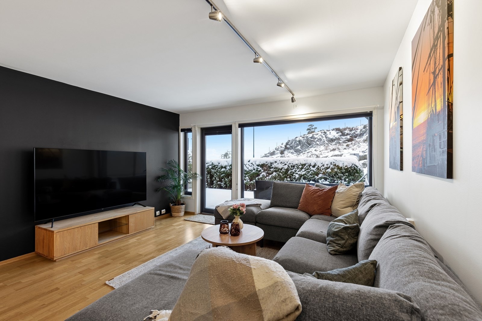 Fra stuen er det utgang til egen platting. Galleribilde