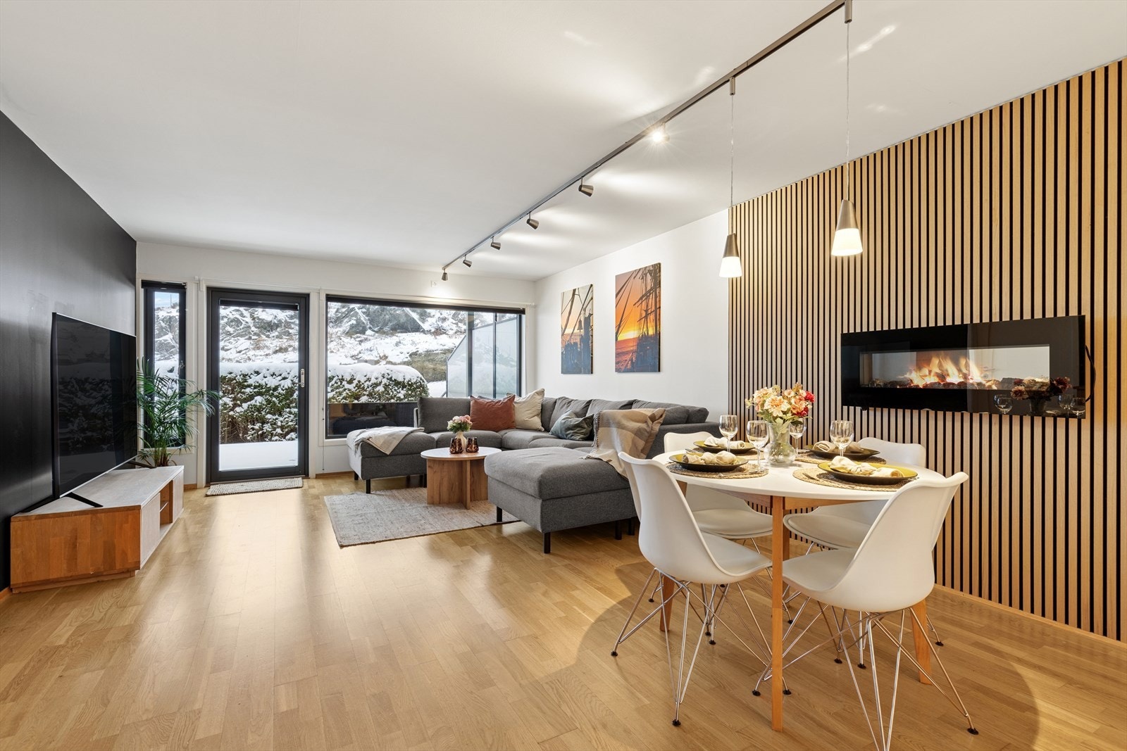 Stuen er enkel å møblere med både sofagruppe og spisebord. Galleribilde