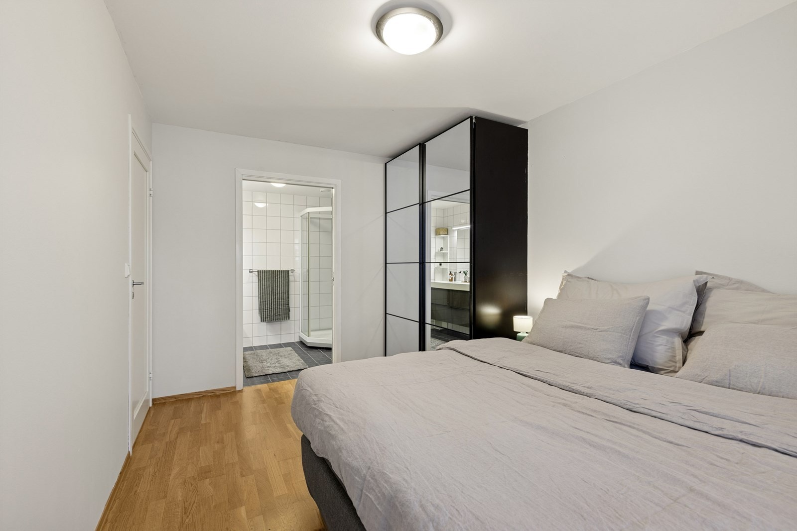 Hoved soverommet med eget bad. Galleribilde