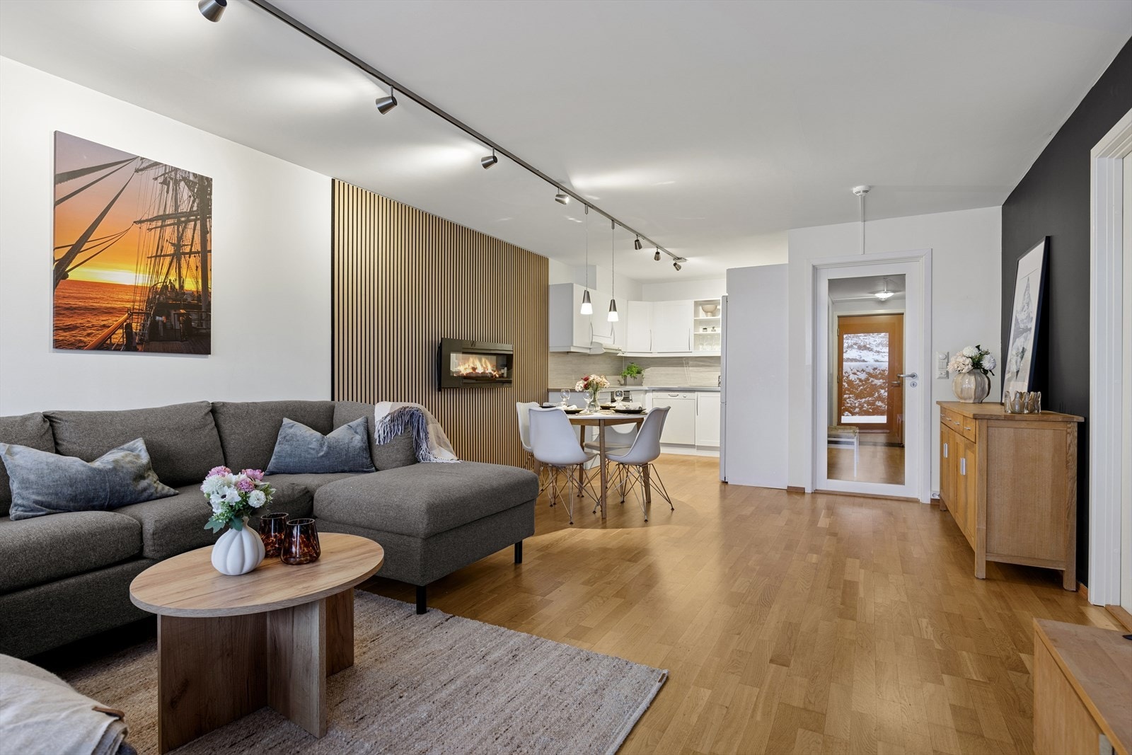 Åpen stue kjøkken løsning. Spile vegg som gir kontraster i rommet Galleribilde