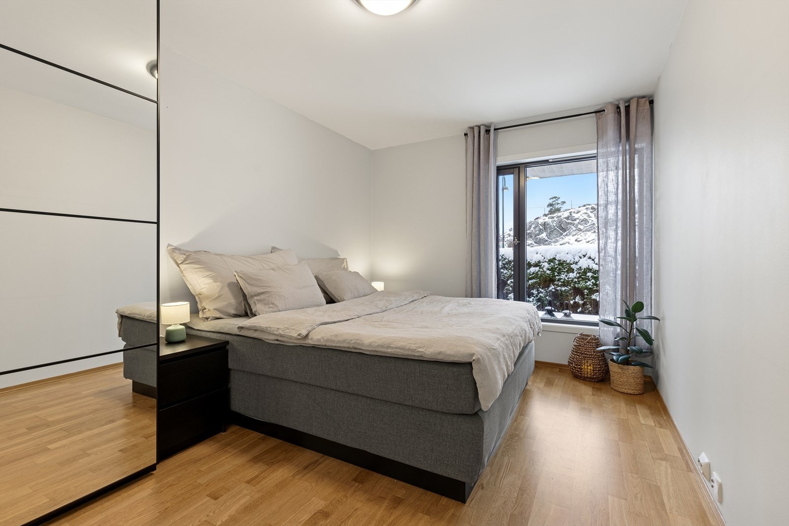 Hoved soverommet er av god størrelse med god plass til dobbeltseng og et romslig klesskap. Galleribilde