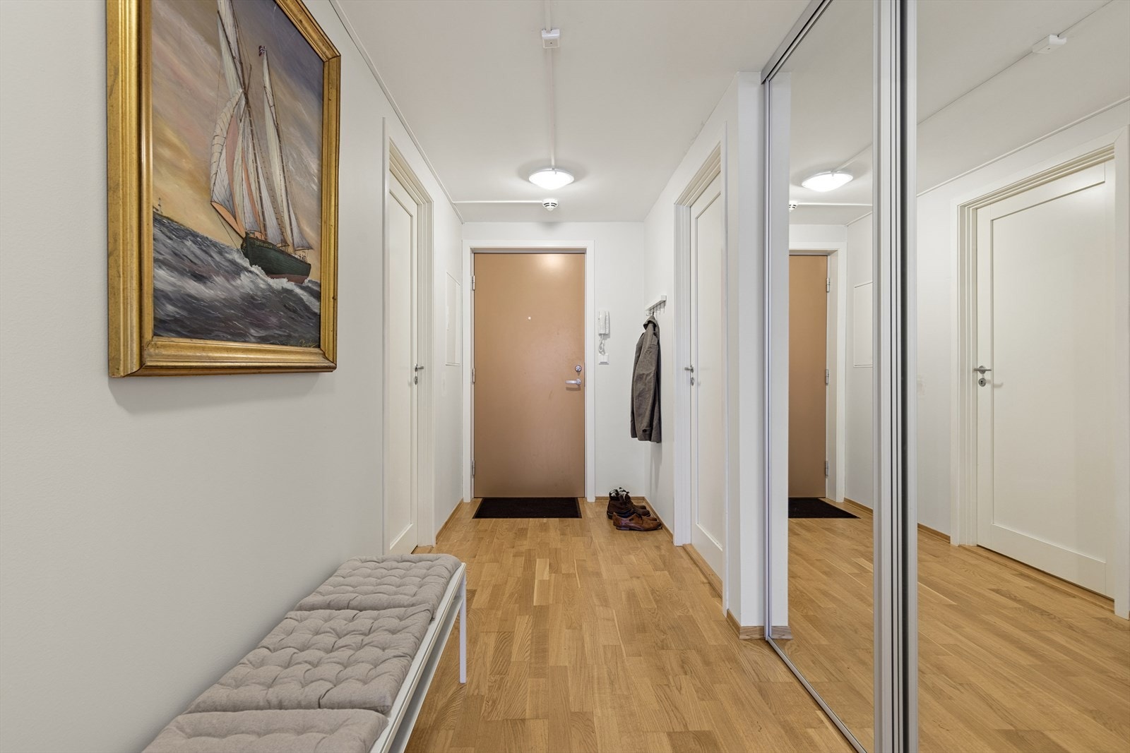 Velkommen inn! I entreen har man skyvedørs garderobe for oppbevaring av yttertøy. Galleribilde