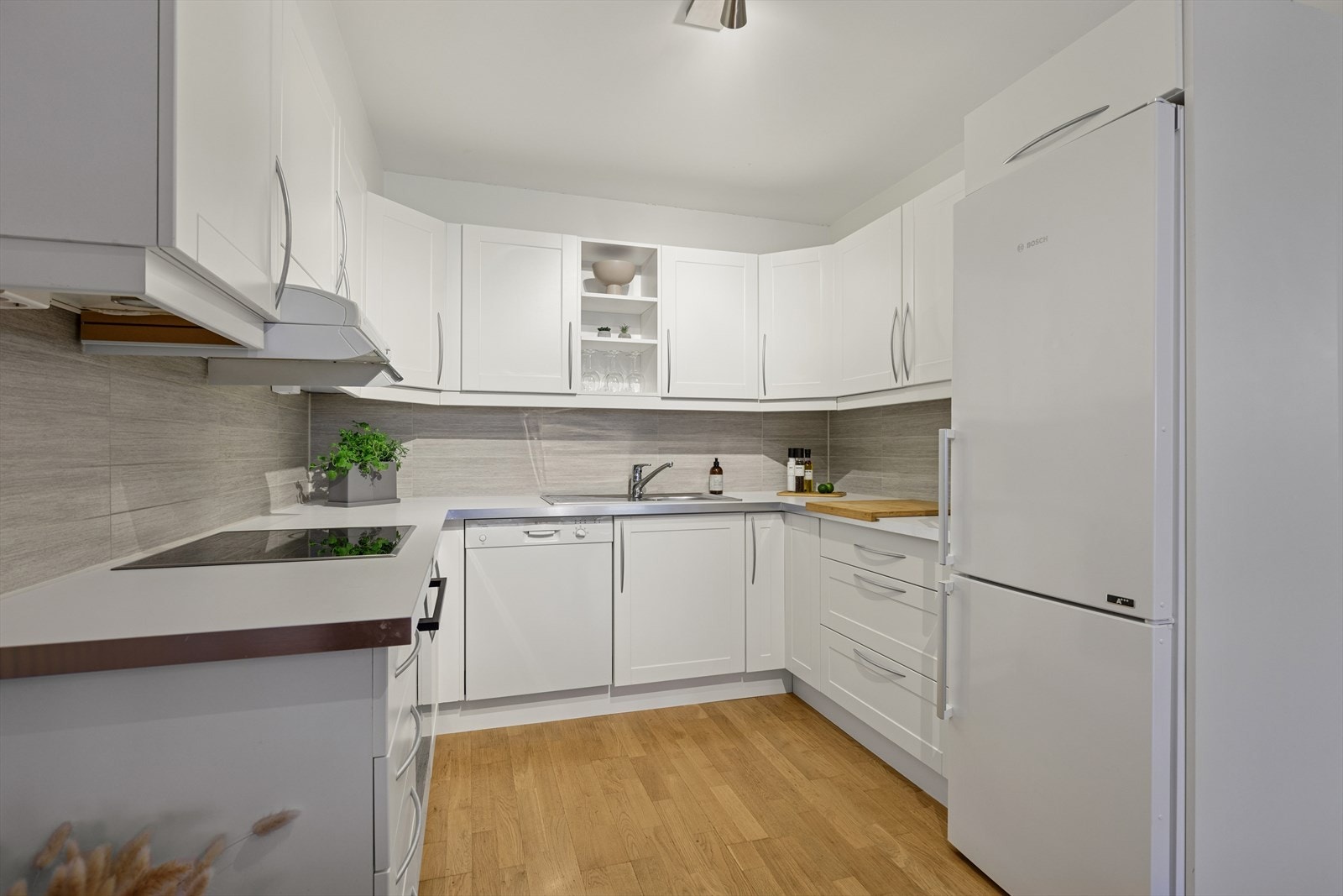 Skjærebrettet på benkeplaten sitter fast. Galleribilde