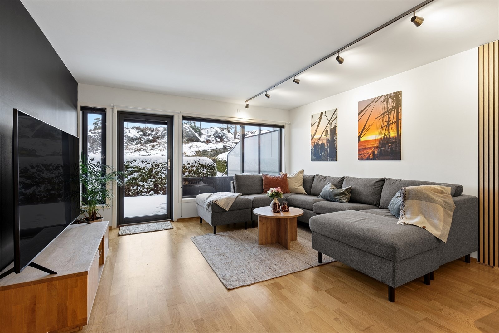 Gode vindus overflater som gir godt med naturlig lys inn i rommet. Galleribilde