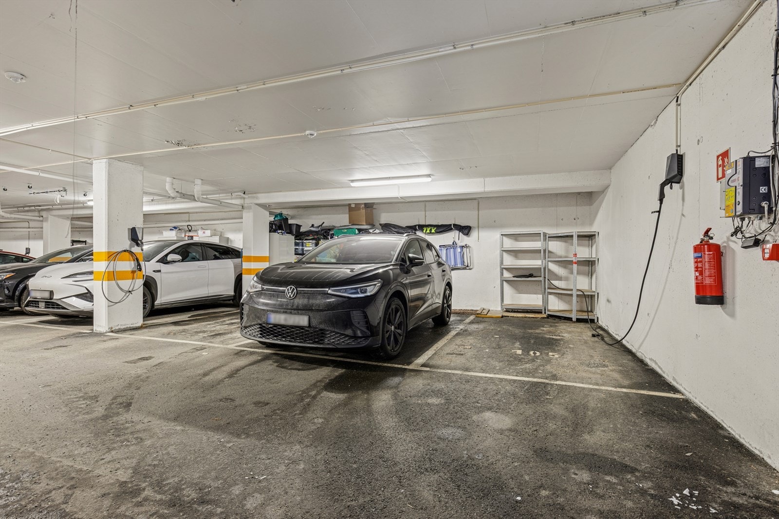 Medfølger fast biloppstillingsplass i lukket garasjeanlegg endeparkering nr 105. Nåværende eier har to parkeringsplasser og det vil være mulig å kjøpe en ekstra mot et tillegg. Galleribilde