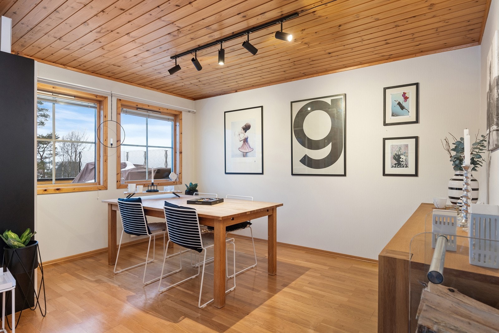 Plass til spisebord i tilknytning til stue. Galleribilde