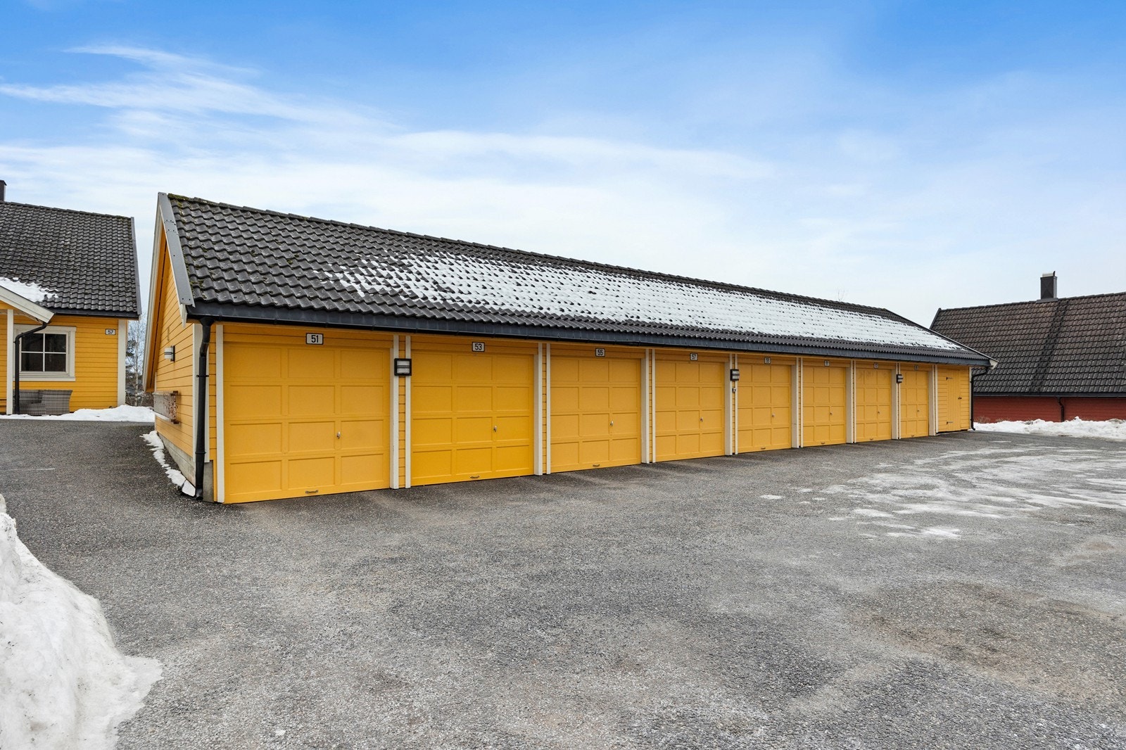 Garasjeanlegg med leddport og automatisk åpner gir enkel tilgang til parkering. Galleribilde