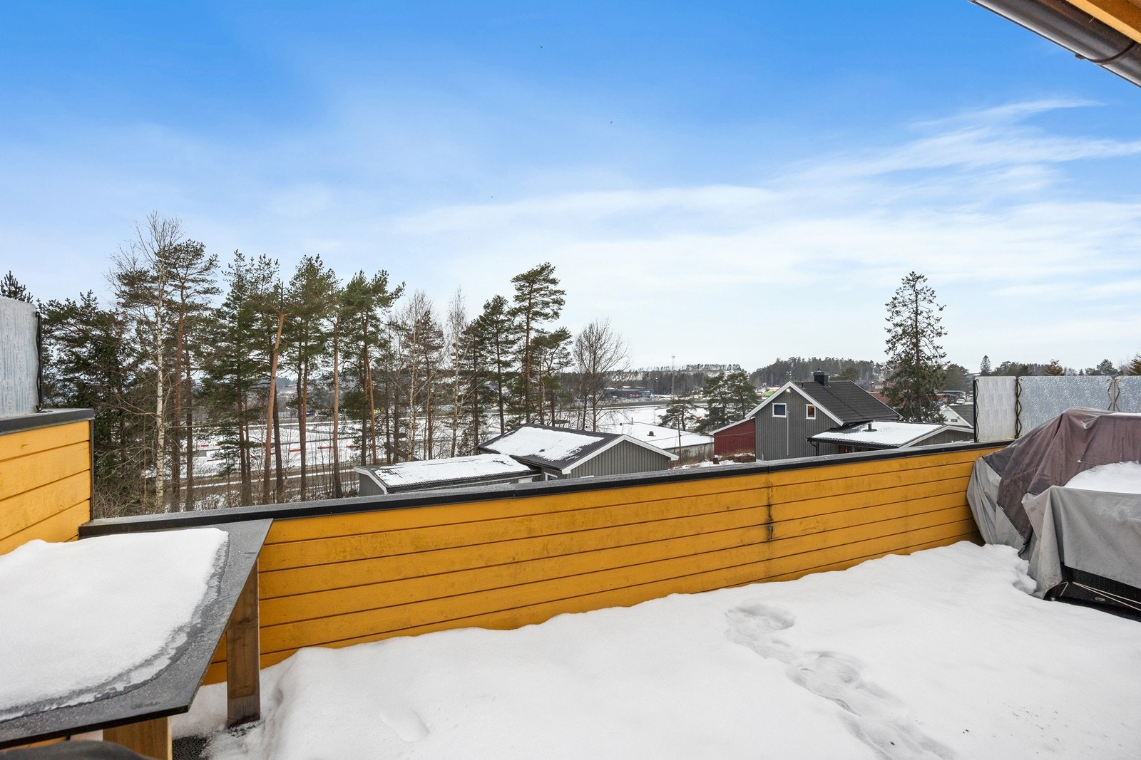 Balkongen på 4 m² er vendt mot vest og har trykkimpregnerte gulvbord og malt trevirke på rekkverket. Galleribilde