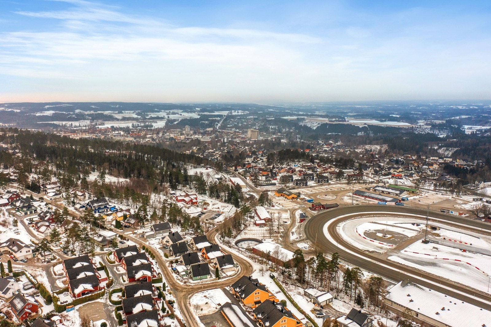 Området har en barnevennlig beliggenhet med gangavstand til skoler og offentlig transport. Galleribilde
