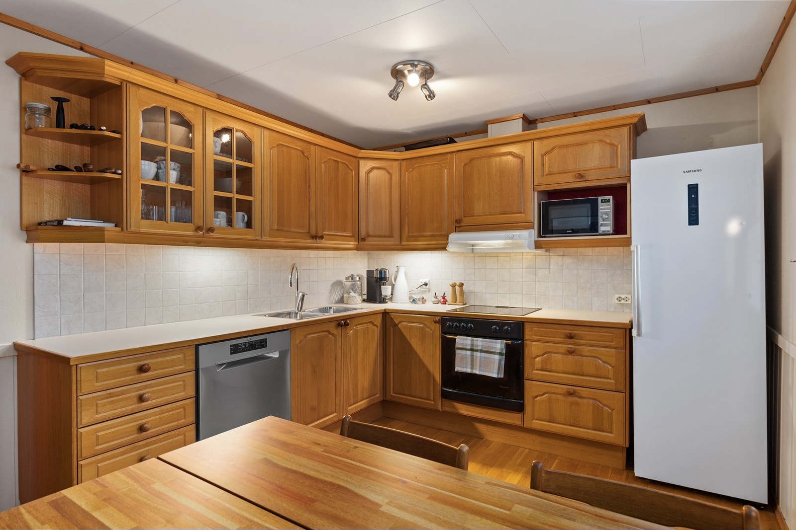 Pent kjøkken med god plass til spisebord. Galleribilde