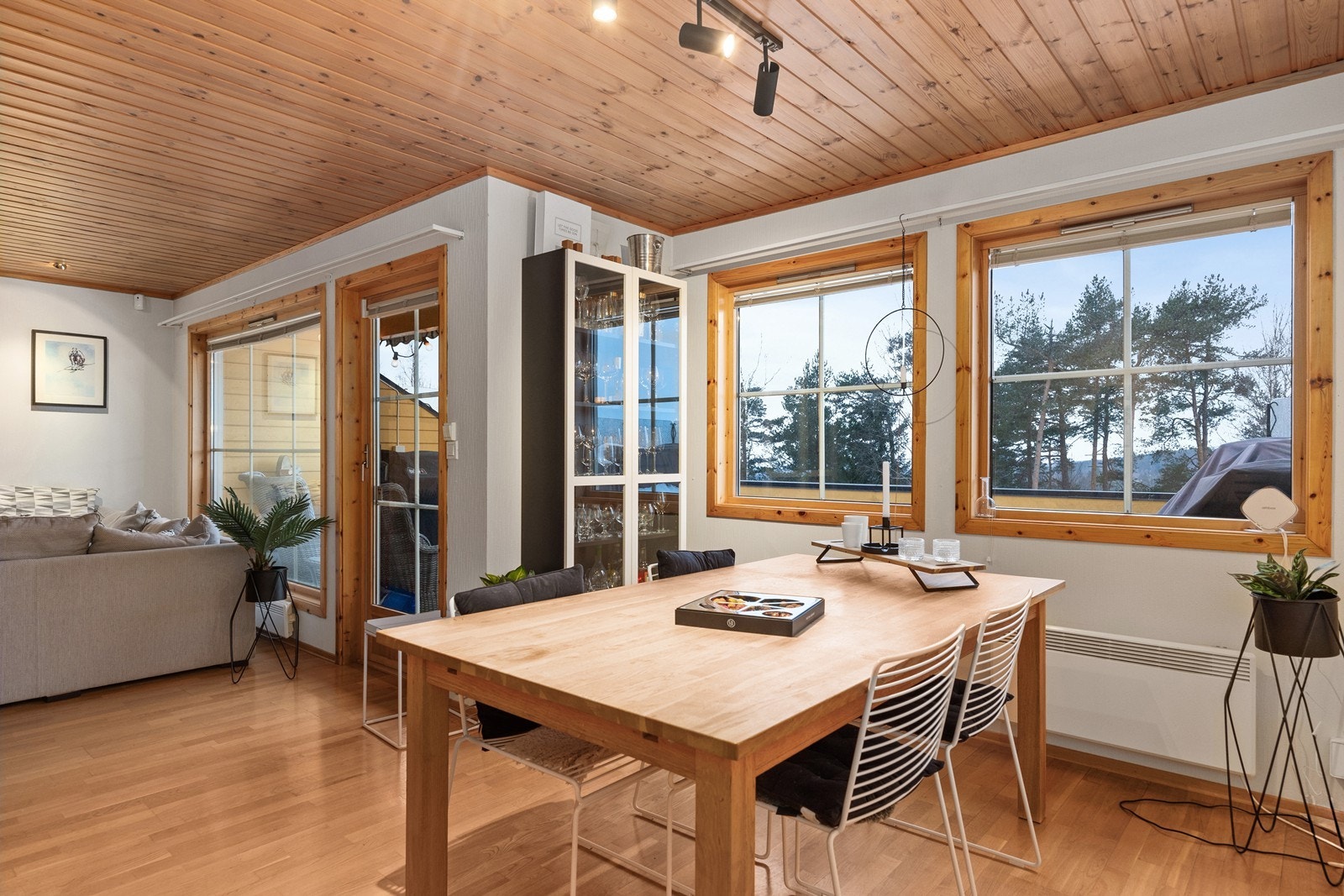 Vindusflater gir rommet lys og utsyn mot uteområdet. Galleribilde