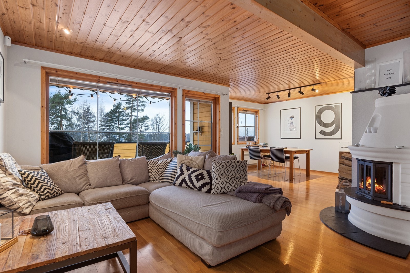 Stuen har peis. Galleribilde