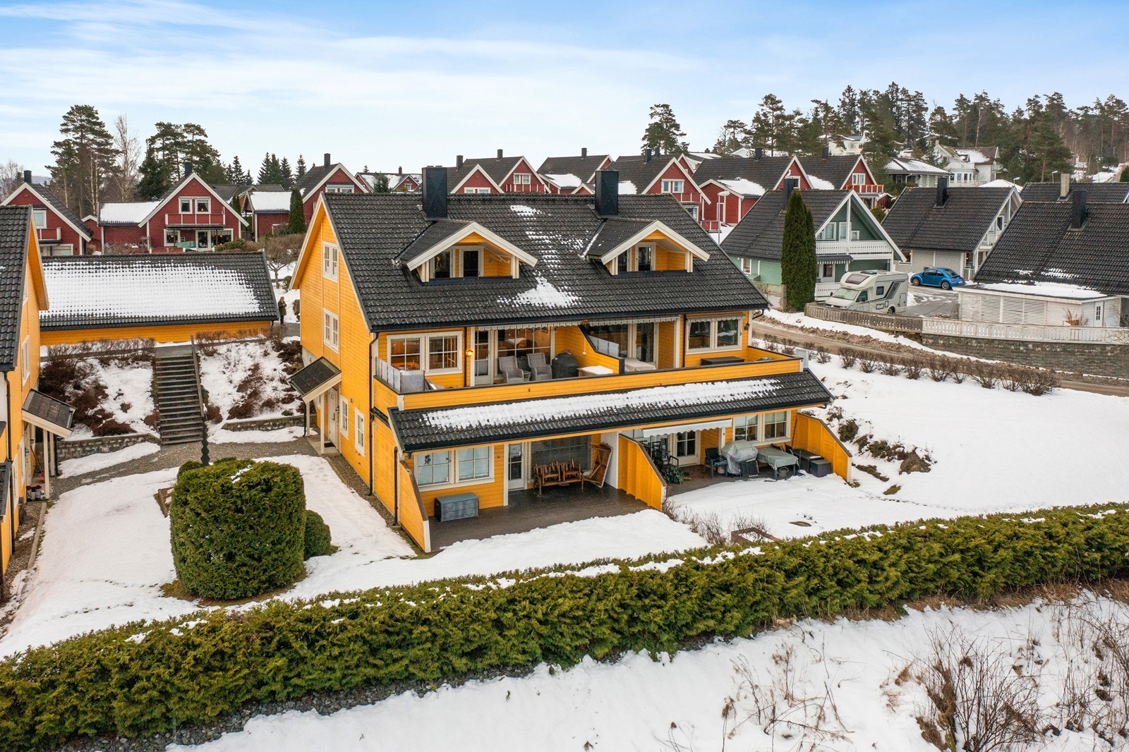 Boligen har en felles, eiet tomt med vintergrønt beplantning og skiferbelagt gangvei. Galleribilde