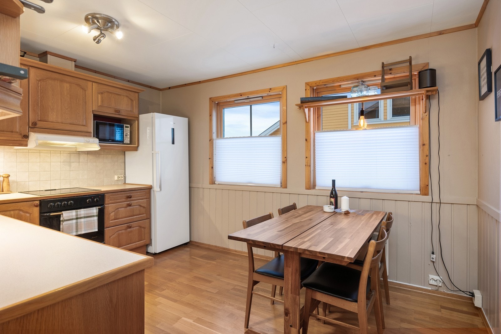 Plass til spisegruppe ved kjøkkenet. Galleribilde